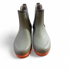 Grey & coral rain boots #rainyday #boots